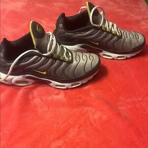 Nike Men's Black and Yellow Sneakers